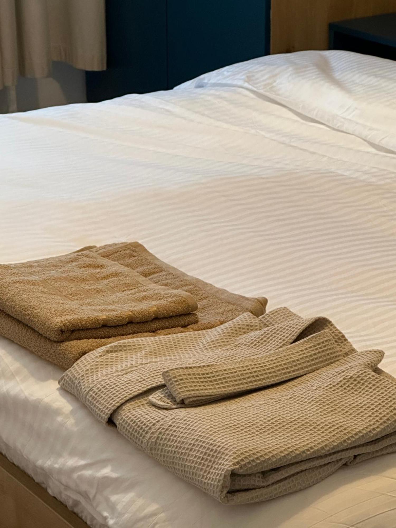 Modern Flat - Apartament Nou Aproape De Spital Si Aeroport ยาช ภายนอก รูปภาพ